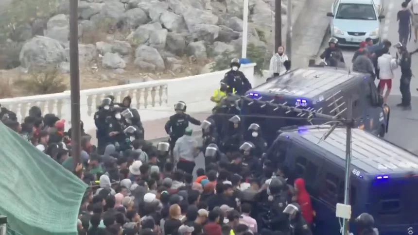 Moncloa defiende el traslado al puerto mientras miles de migrantes siguen fuera de los campamentos