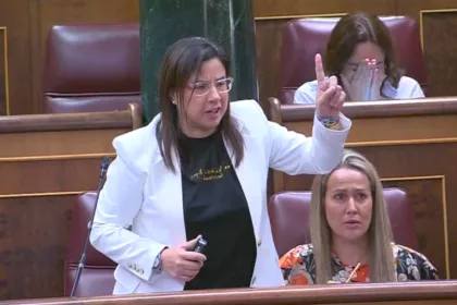 Armengol obliga a salir del Congreso a una diputada del PP por mostrar un espray de pimienta