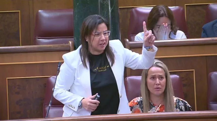 Armengol obliga a salir del Congreso a una diputada del PP por mostrar un espray de pimienta