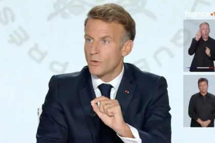 Macron alerta sobre Rusia y no excluye actuar sobre los impuestos a los carburantes