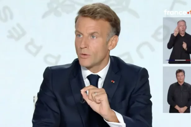 Macron alerta sobre Rusia y no excluye actuar sobre los impuestos a los carburantes