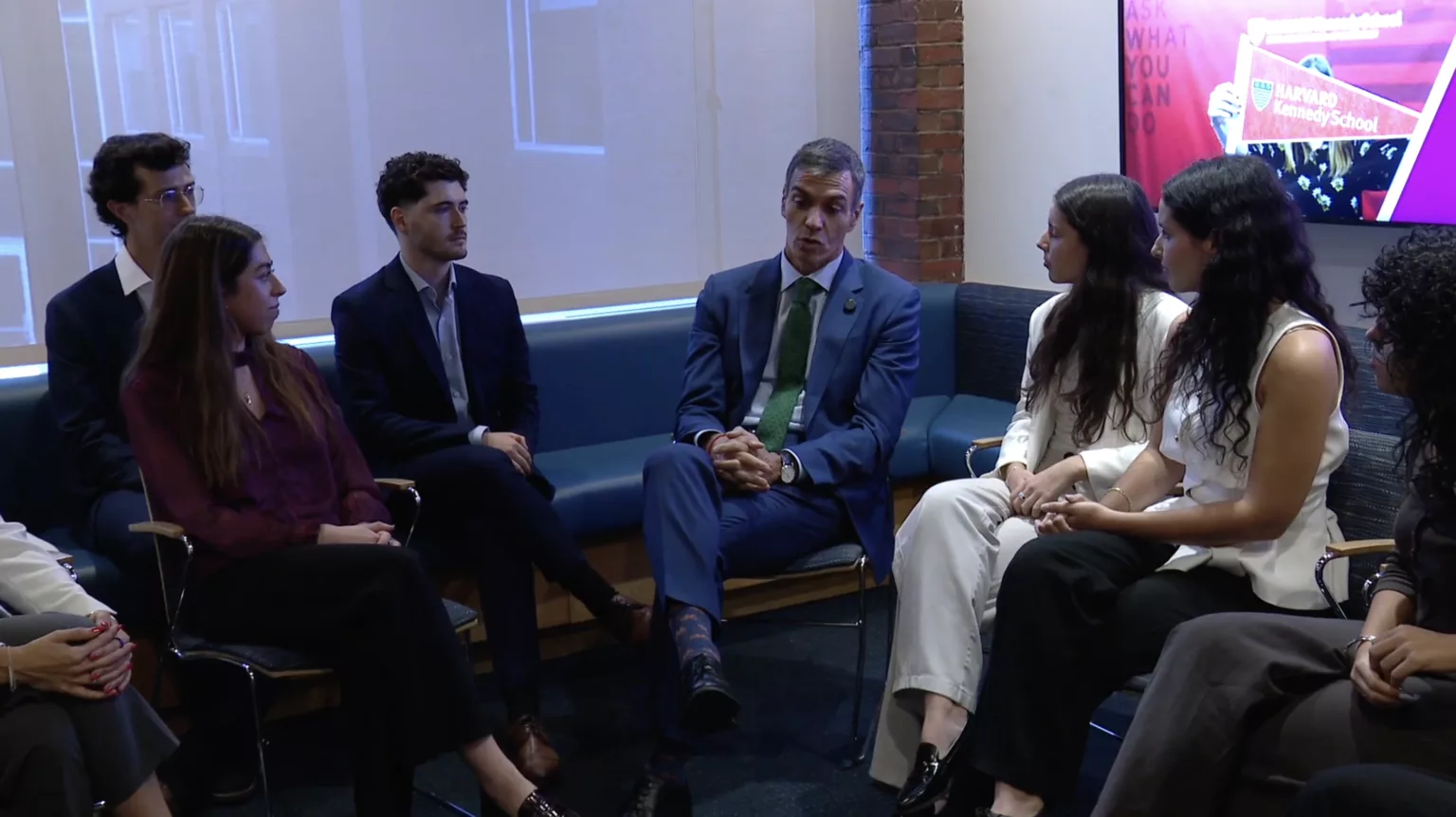 Sánchez interrogé à Harvard sur la corruption, Pegasus et Zapatero