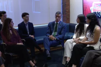 Sánchez afronta en Harvard preguntas sobre corrupción, Pegasus y Zapatero