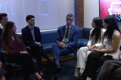 Sánchez afronta en Harvard preguntas sobre corrupción, Pegasus y Zapatero