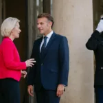 Macron pide relajar las normas europeas para elevar hasta un 20% la producción de diésel y queroseno