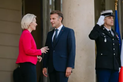 Macron pide relajar las normas europeas para elevar hasta un 20% la producción de diésel y queroseno