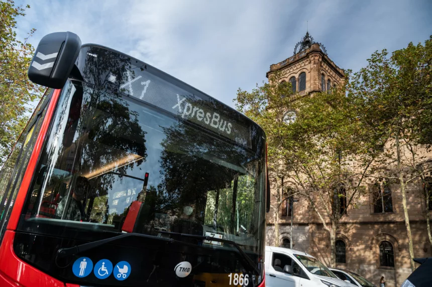 Barcelona recupera los autobuses tras una huelga que deja abierto el conflicto en TMB