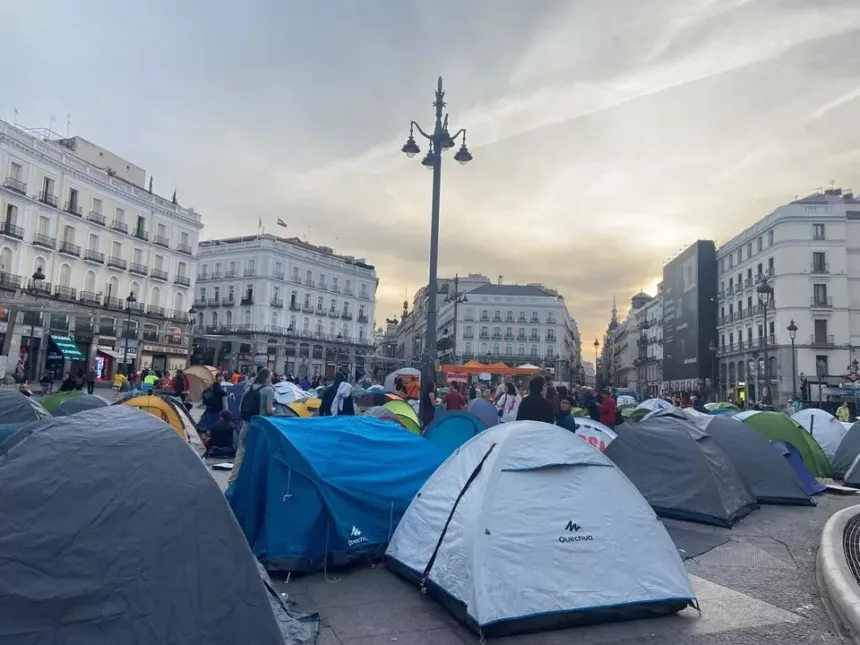 Caso Maricarmen: 500 personas acampan en la Puerta del Sol para exigir un decreto contra los desahucios