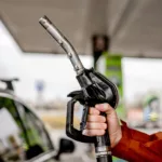 Diésel a 1,21 euros: ¿hasta dónde se pueden bajar los impuestos ante el choque del petróleo?