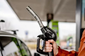 Diésel a 1,21 euros: ¿hasta dónde se pueden bajar los impuestos ante el choque del petróleo?