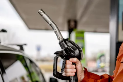 Diésel a 1,21 euros: ¿hasta dónde se pueden bajar los impuestos ante el choque del petróleo?