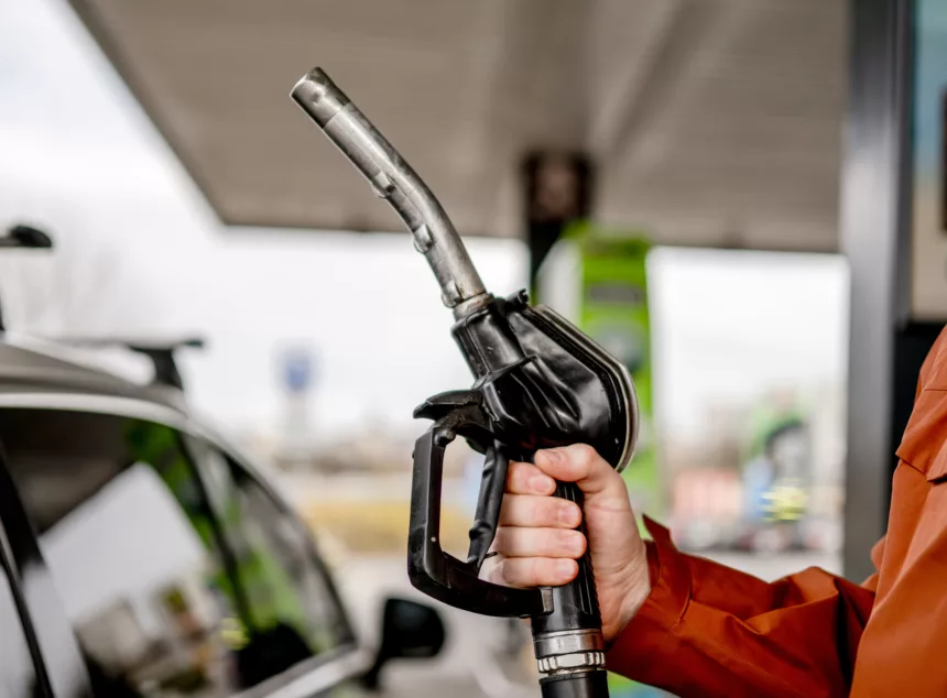 Diésel a 1,21 euros: ¿hasta dónde se pueden bajar los impuestos ante el choque del petróleo?