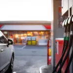 España espera a Bruselas para poder bajar más los impuestos de la gasolina