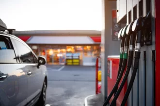 El Brent sigue sobre 100 dólares y agranda la brecha de los carburantes entre Francia y España