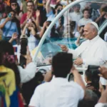 León XIV llega a Francia con un viaje entre París, Lourdes y una cita europea en Metz