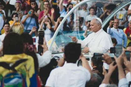 León XIV llega a Francia con un viaje entre París, Lourdes y una cita europea en Metz