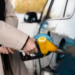 Francia prolonga la ayuda de 100 euros al carburante