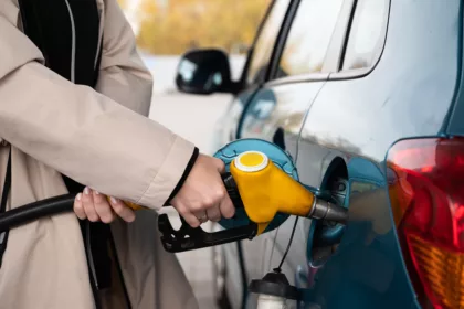 Francia prolonga la ayuda de 100 euros al carburante
