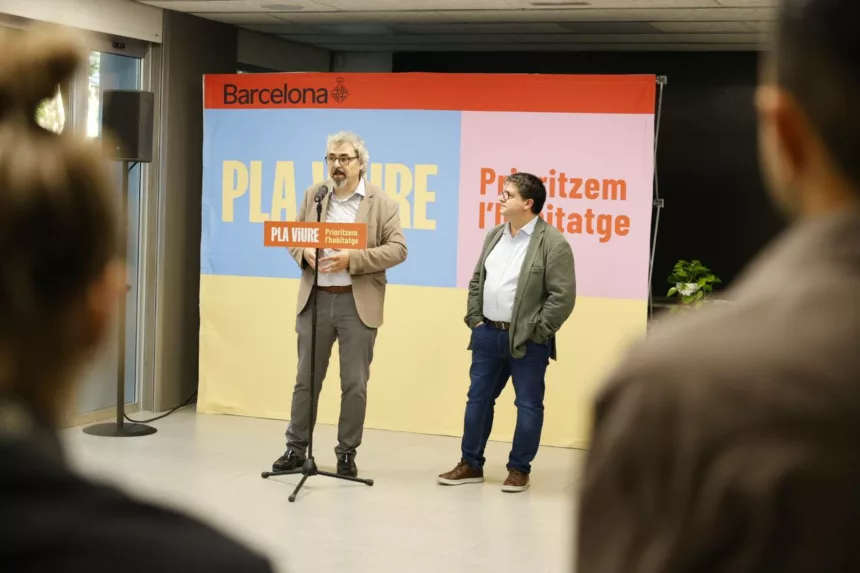 Barcelona entrega 17 pisos de alquiler asequible para jóvenes en el Raval