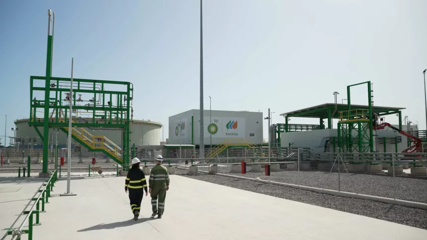 La Generalitat inyecta 76 millones en la transformación verde de la refinería de bp en Castelló
