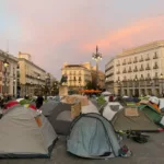 La acampada de Sol presiona al Gobierno por contratos indefinidos y más protección frente a los desahucios