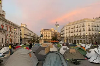 La acampada de Sol presiona al Gobierno por contratos indefinidos y más protección frente a los desahucios