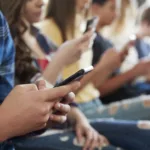 La UE prepara limitar las redes sociales y los chatbots de IA a los menores de 15 años