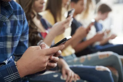 La UE prepara limitar las redes sociales y los chatbots de IA a los menores de 15 años