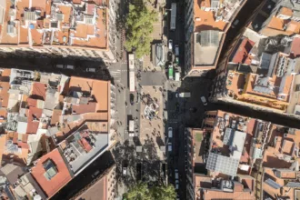 Barcelona impulsa una campaña para mejorar la imagen exterior de los comercios de La Rambla