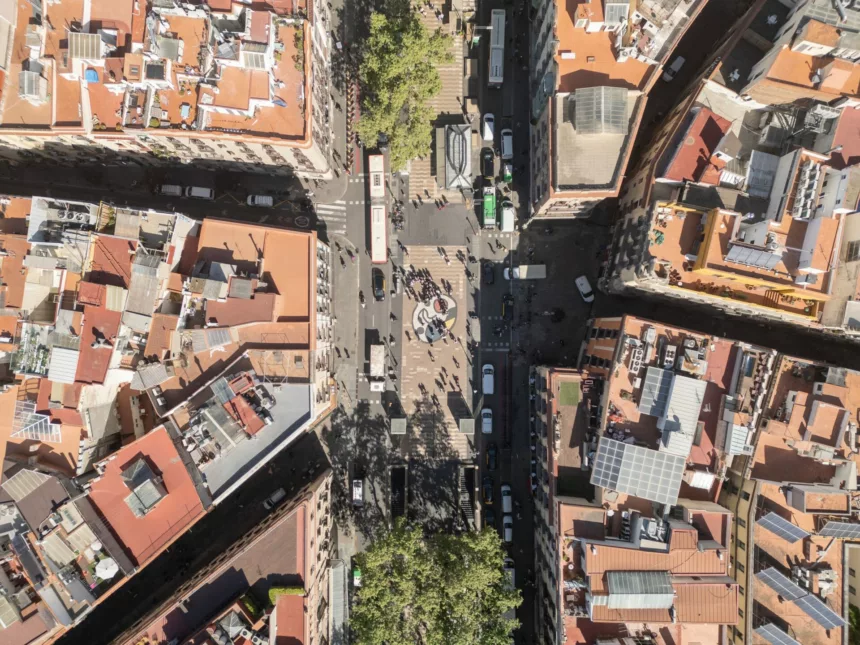 Barcelona impulsa una campaña para mejorar la imagen exterior de los comercios de La Rambla