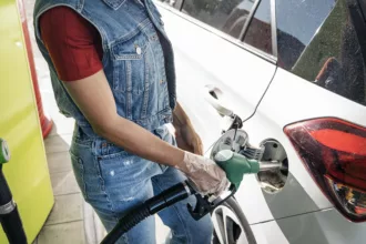 El Brent roza los 100 dólares: España mantiene su escudo mientras Francia concentra las ayudas
