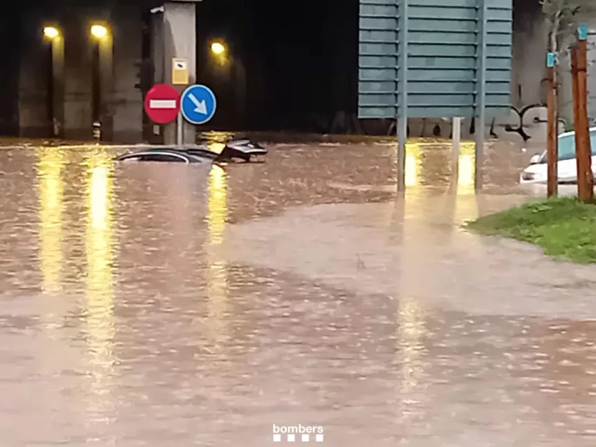 Le Besòs monte de nouveau avec les pluies et ses accès restent fermés à Santa Coloma et Sant Adrià