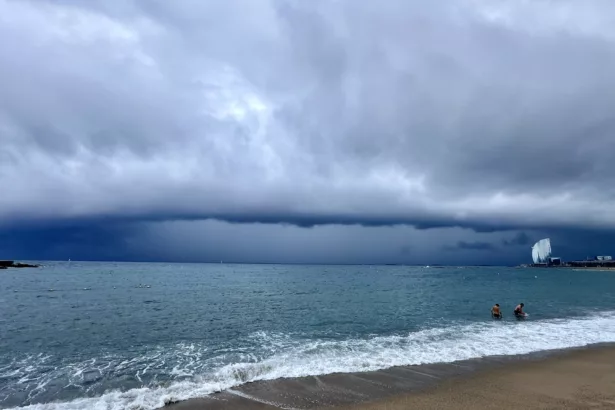 🔴 Meteocat alerte sur un possible « mini-ouragan méditerranéen » et la Catalogne restreint les déplacements
