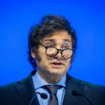 Le PSOE accueille Milei avec une banderole à Madrid, Sánchez revendique sa politique de gauche