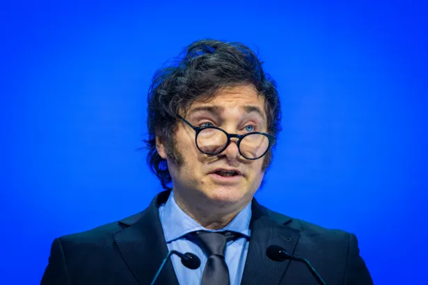 Le PSOE accueille Milei avec une banderole à Madrid, Sánchez revendique sa politique de gauche