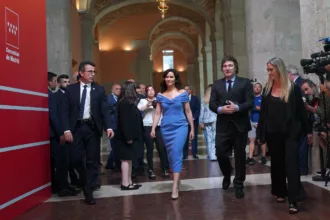 Milei rencontre Vox et Ayuso à Madrid et attaque Sánchez en pleine précampagne