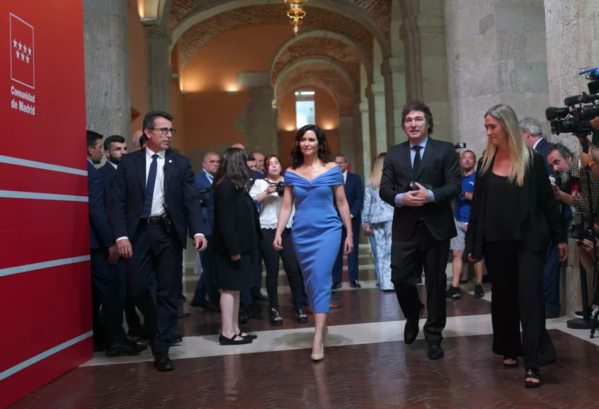 Milei rencontre Vox et Ayuso à Madrid et attaque Sánchez en pleine précampagne