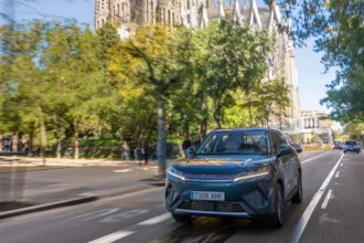 La UE y China alcanzan un acuerdo provisional mientras aumentan las importaciones de coches híbridos