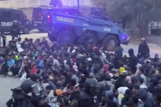 Ceuta vacía sus grandes campamentos de playa, pero parte de la presión migratoria se desplaza a las barriadas