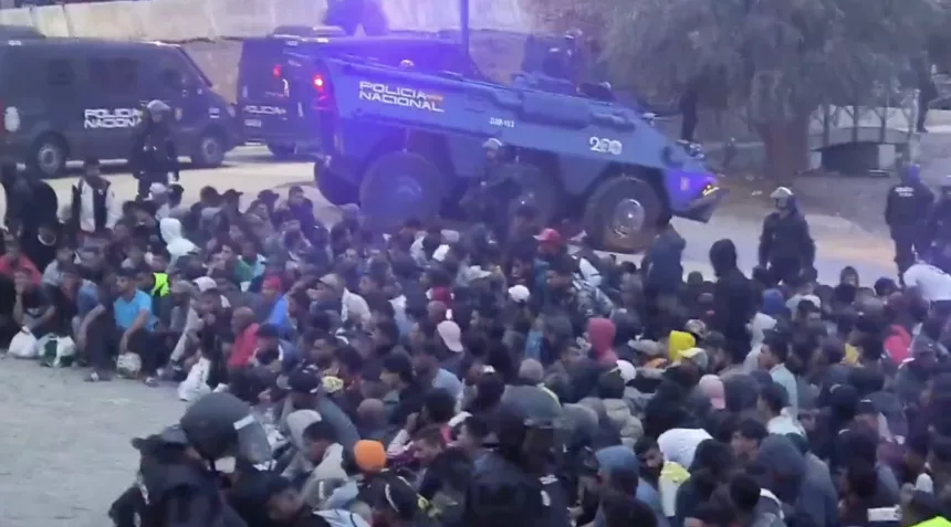 Ceuta vacía sus grandes campamentos de playa, pero parte de la presión migratoria se desplaza a las barriadas
