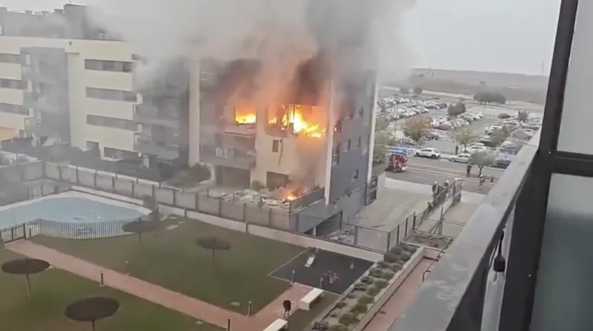 Una explosión provoca un gran incendio en un edificio de Valdemoro sin dejar heridos
