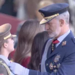 Leonor perd l&rsquo;insigne de la Toison d&rsquo;or au défilé et Felipe VI l&rsquo;aide à le remettre