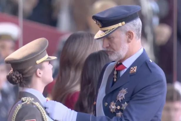 Leonor pierde el Toisón de Oro en el desfile y Felipe VI la ayuda a colocárselo