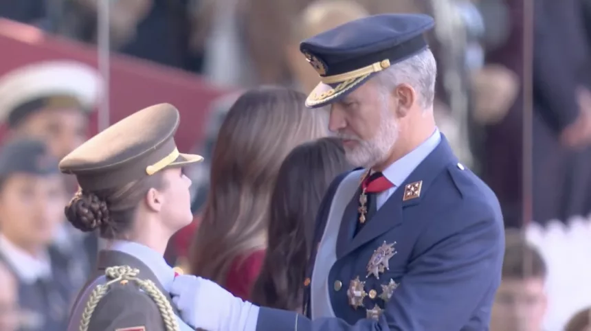 Leonor perd l’insigne de la Toison d’or au défilé et Felipe VI l’aide à le remettre