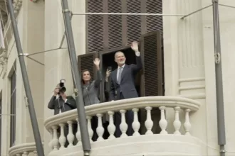 Felipe VI y Letizia llegan al Ayuntamiento de Ceuta y son recibidos por Juan Jesús Vivas