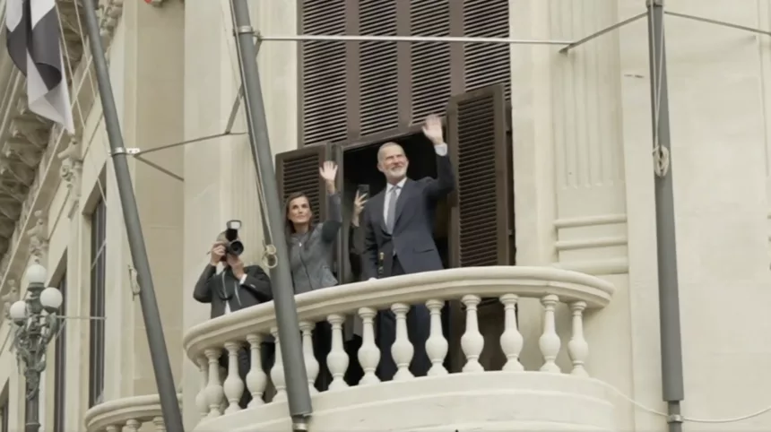 Felipe VI y Letizia llegan al Ayuntamiento de Ceuta y son recibidos por Juan Jesús Vivas