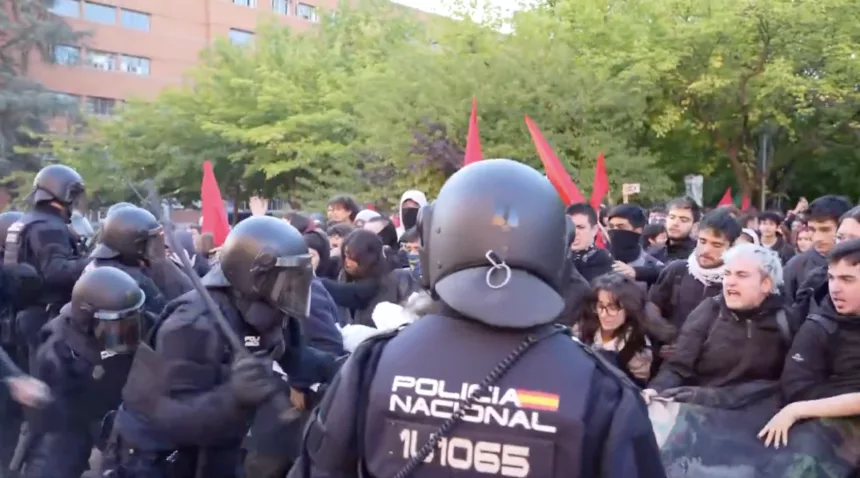 La huelga educativa en Madrid arranca con cargas policiales y detenidos en la Complutense