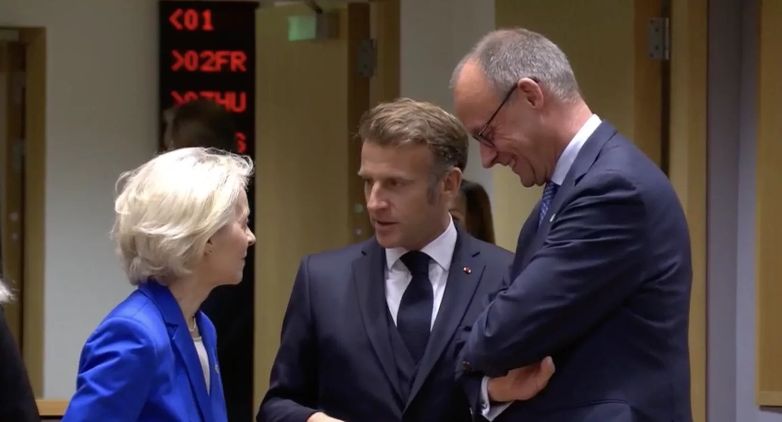 Macron lleva al Consejo Europeo la defensa de la industria frente a China y el futuro del automóvil