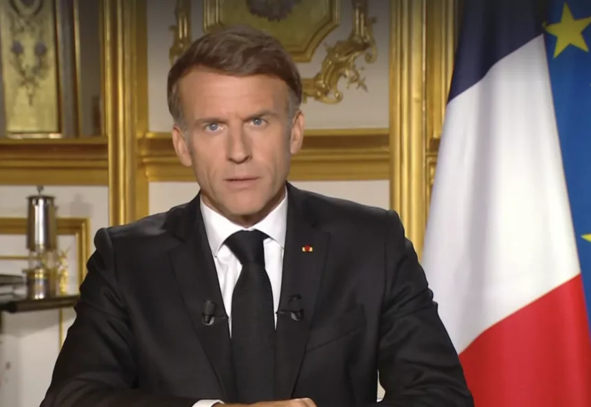 Macron vivement critiqué après une allocution jugée sans réponses concrètes à la crise