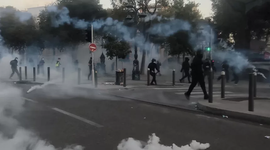 France : des manifestations d’abord calmes, puis des heurts dans plusieurs villes